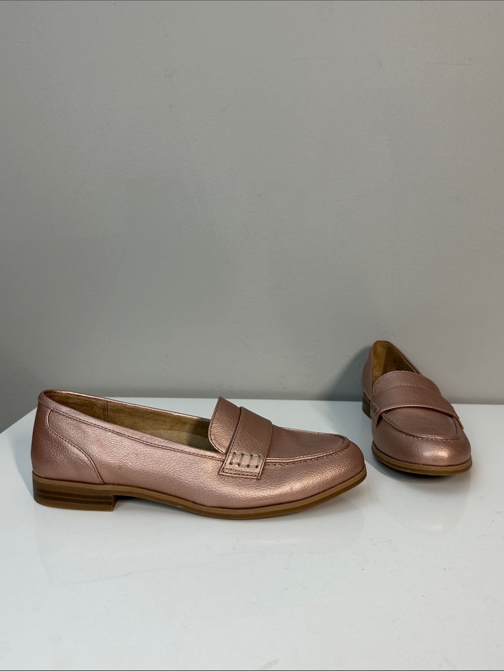 Naturalizer Milo Rose Gold Metallic Loafers Size 8 Preppy Minimalist Classic
